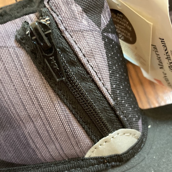 New winter boots, size 4T - Picture 4 of 7